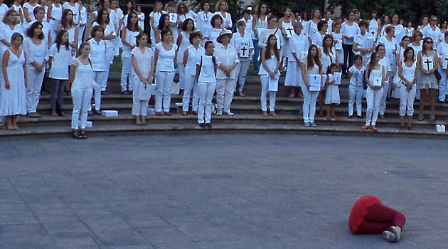 cientos-de-mujeres-vestidas-de-blanco-dan-en-chile-un-estremecedor