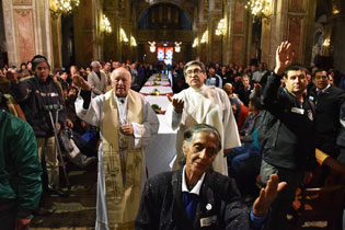 potente-signo-del-cardenal-chileno-ezzati-transforma-catedral-
