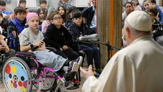 El Papa Francisco lo ha vuelto a hacer… se fue del Vaticano a “Chocar esos cinco”