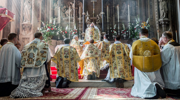 papa-francisco-decreta-restricciones-para-celebracion-misa